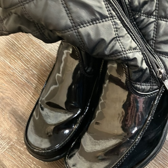 Winter boots. Size 9, black with black and grey faux fur lining - Picture 5 of 7